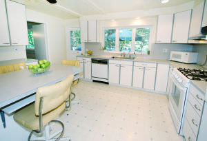 Chatham NJ Home Sellers discuss Sue Adlers strategy, which resulted in $151,000 over list price. photo IMG 6286 Kitchen 300x205 Chatham NJ Home Sellers discuss Sue Adlers strategy, which resulted in $151,000 over list price.