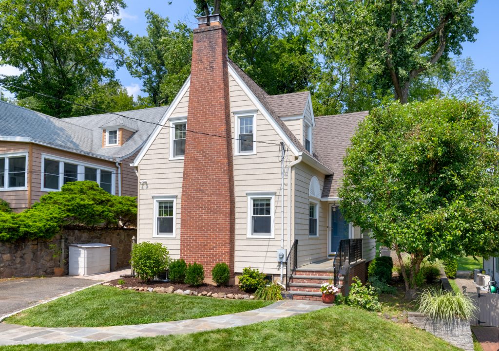 JUST LISTED 81 Maple St, Millburn, New Jersey 07041 Delightful Wyoming home! Realtor Sue